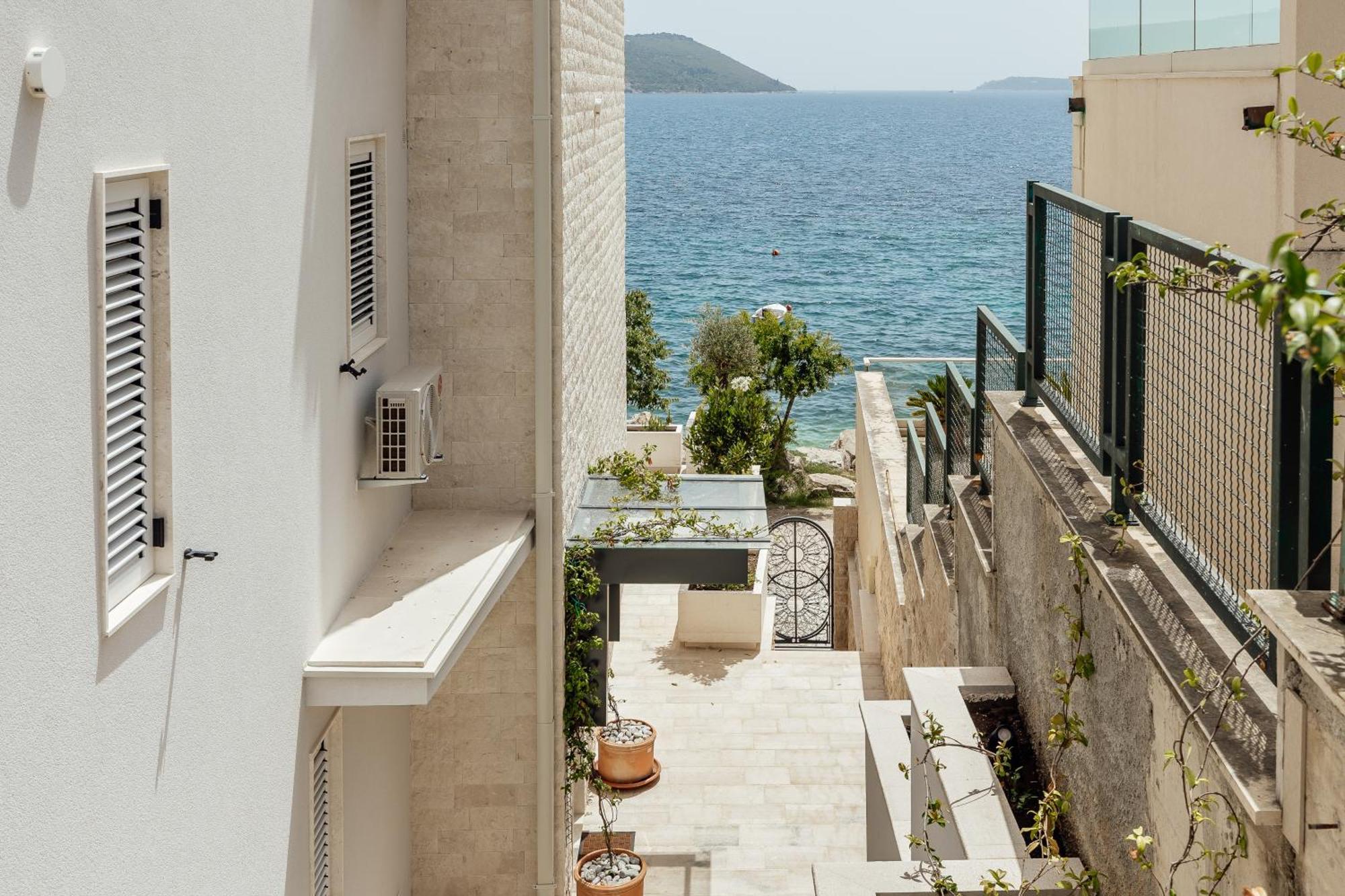 Savina Beachfront Oasis Herceg Novi Eksteriør billede
